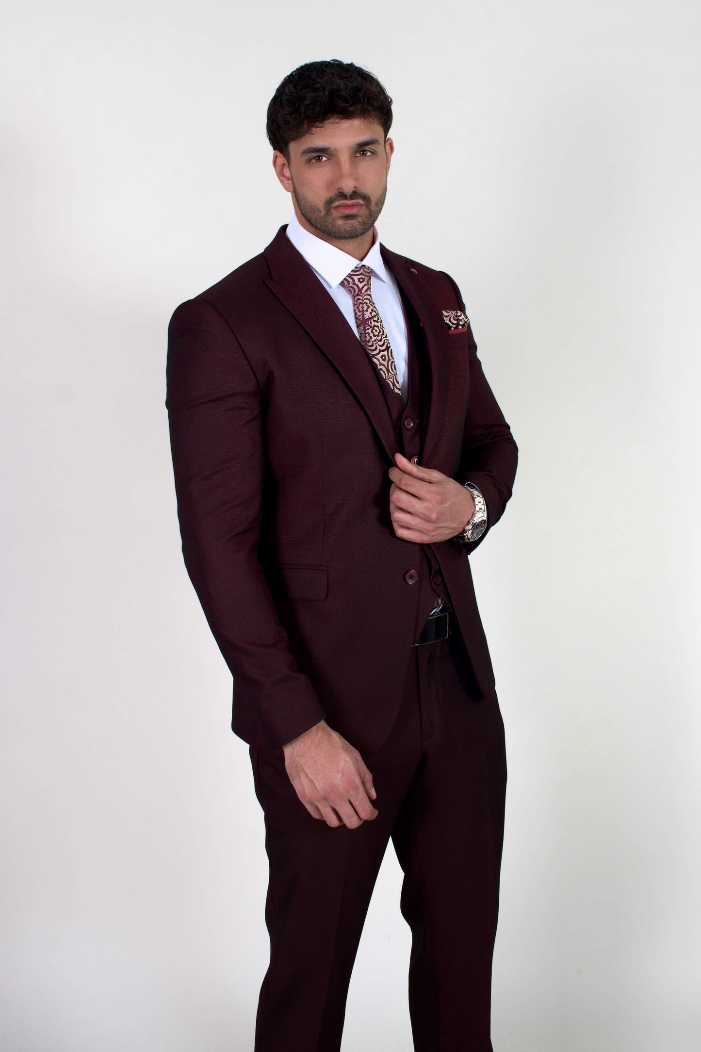 Луксозен мъжки костюм в цвят бордо със Slim Fit кройка. Идеален за бал, сватба и официални събития. Премиум материя и стилен дизайн. Купете онлайн!