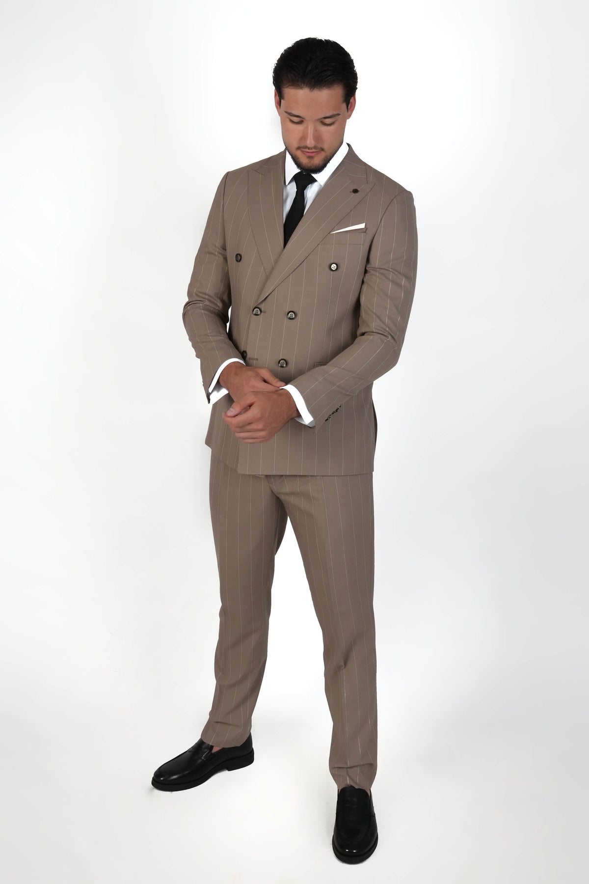 Мъжки кафяв двуреден костюм на фини райета Slim Fit