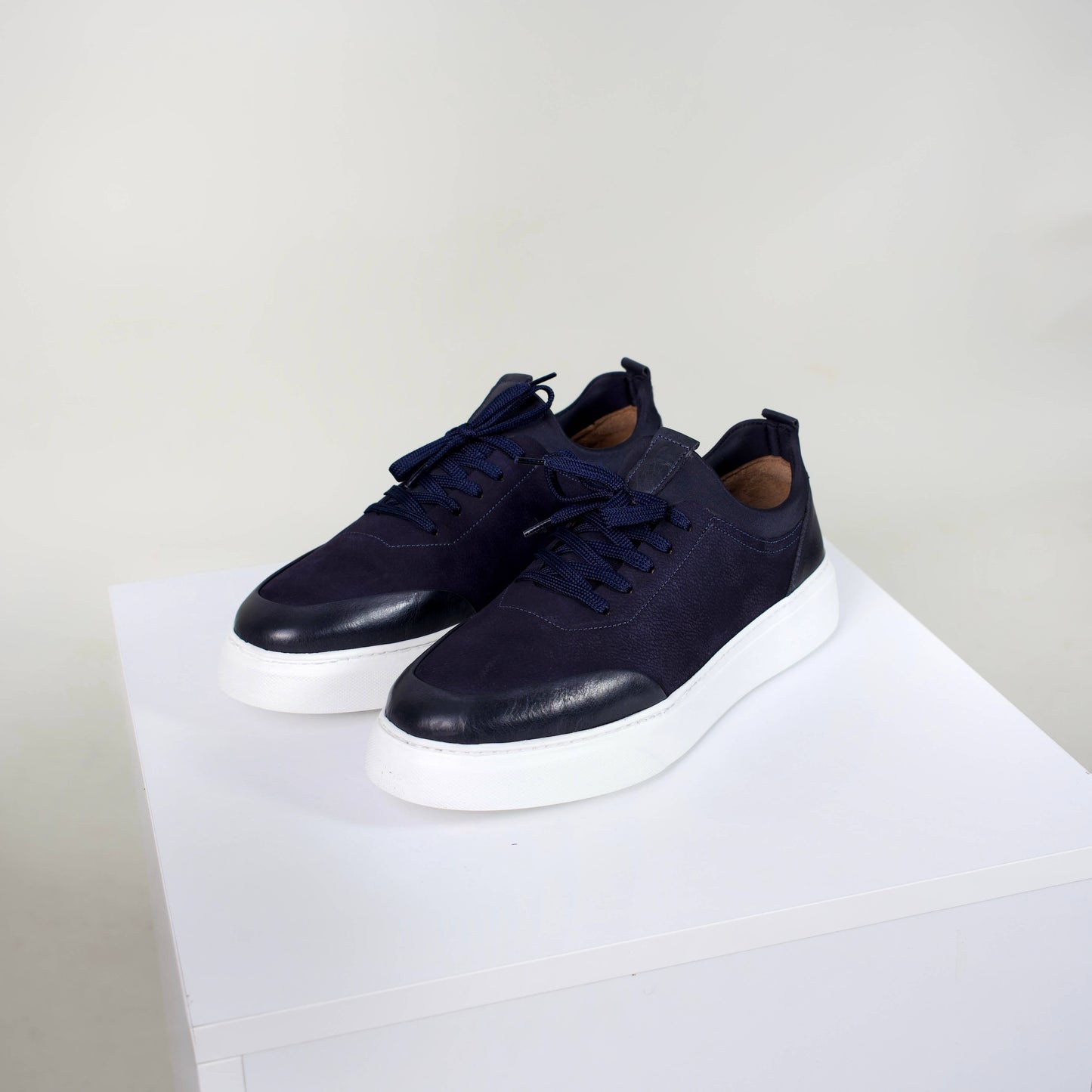 Тъмносини мъжки спортно-елегантни обувки от естествена кожа и набук с бяла олекотена подметка, изцяло кожен хастар и стелка.