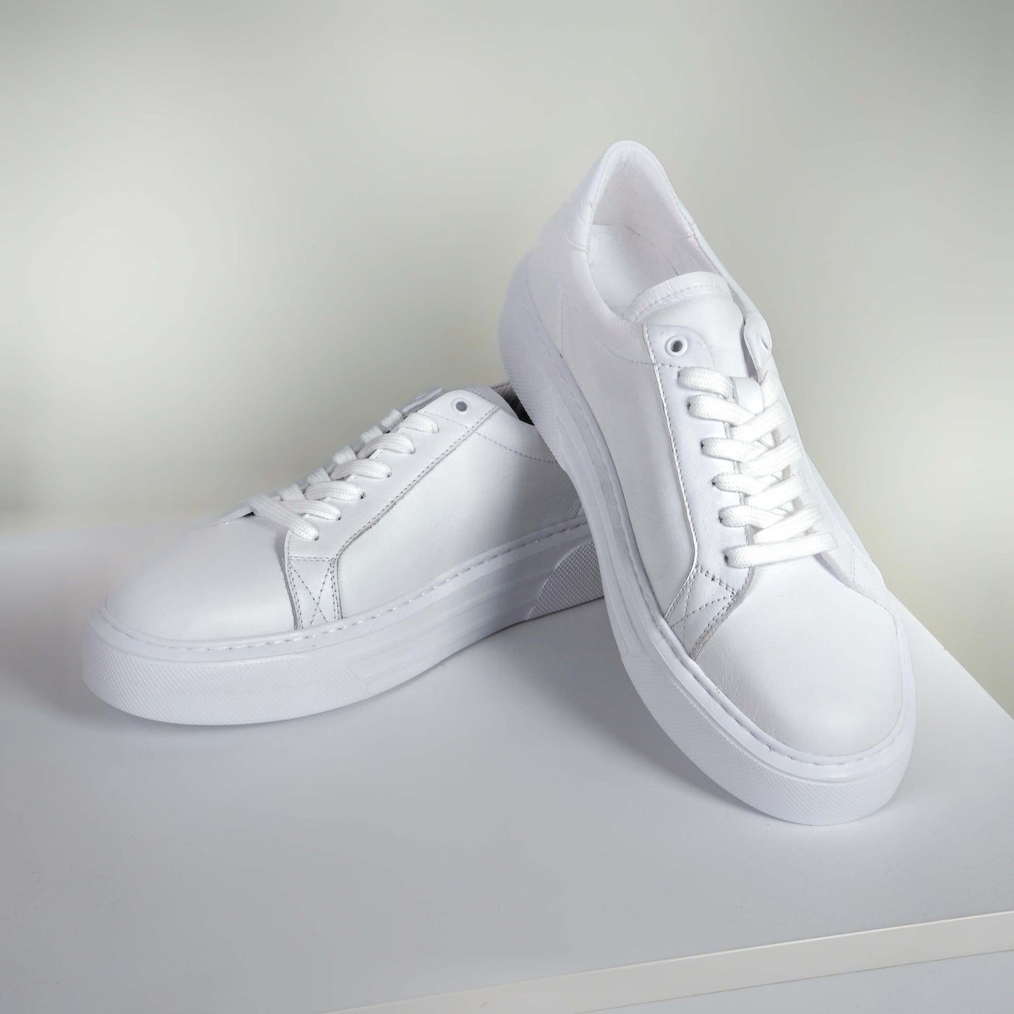 Бели мъжки сникърси от 100% естествена кожа