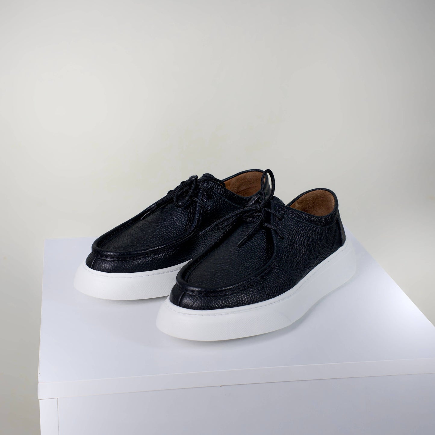 Черни мъжки обувки от висококачествена естествена кожа с декоративен шев тип мокасина, масивна бяла подметка и изцяло кожен интериор (хастар и стелка).