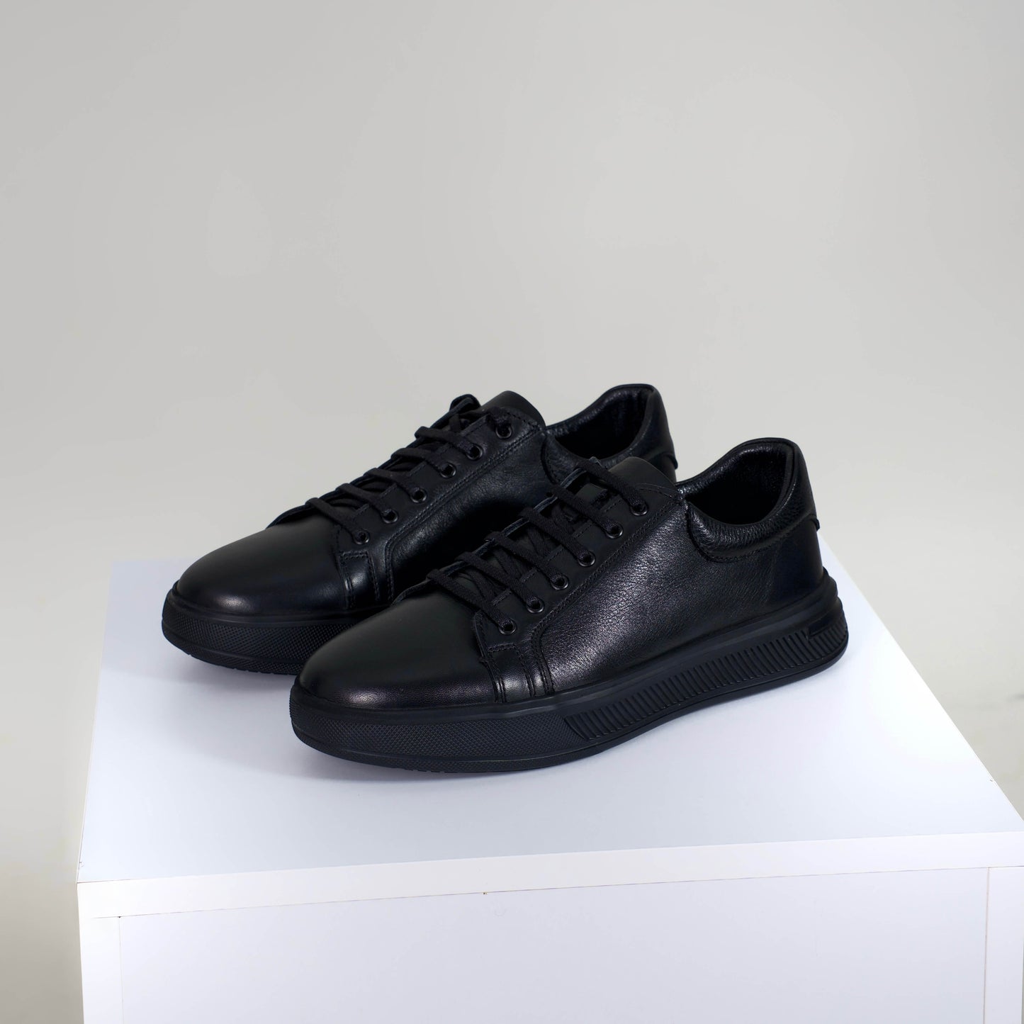 Луксозни мъжки обувки в наситено черно, изработени от 100% естествена кожа – лице, хастар и стелка, с масивна черна подметка и връзки.