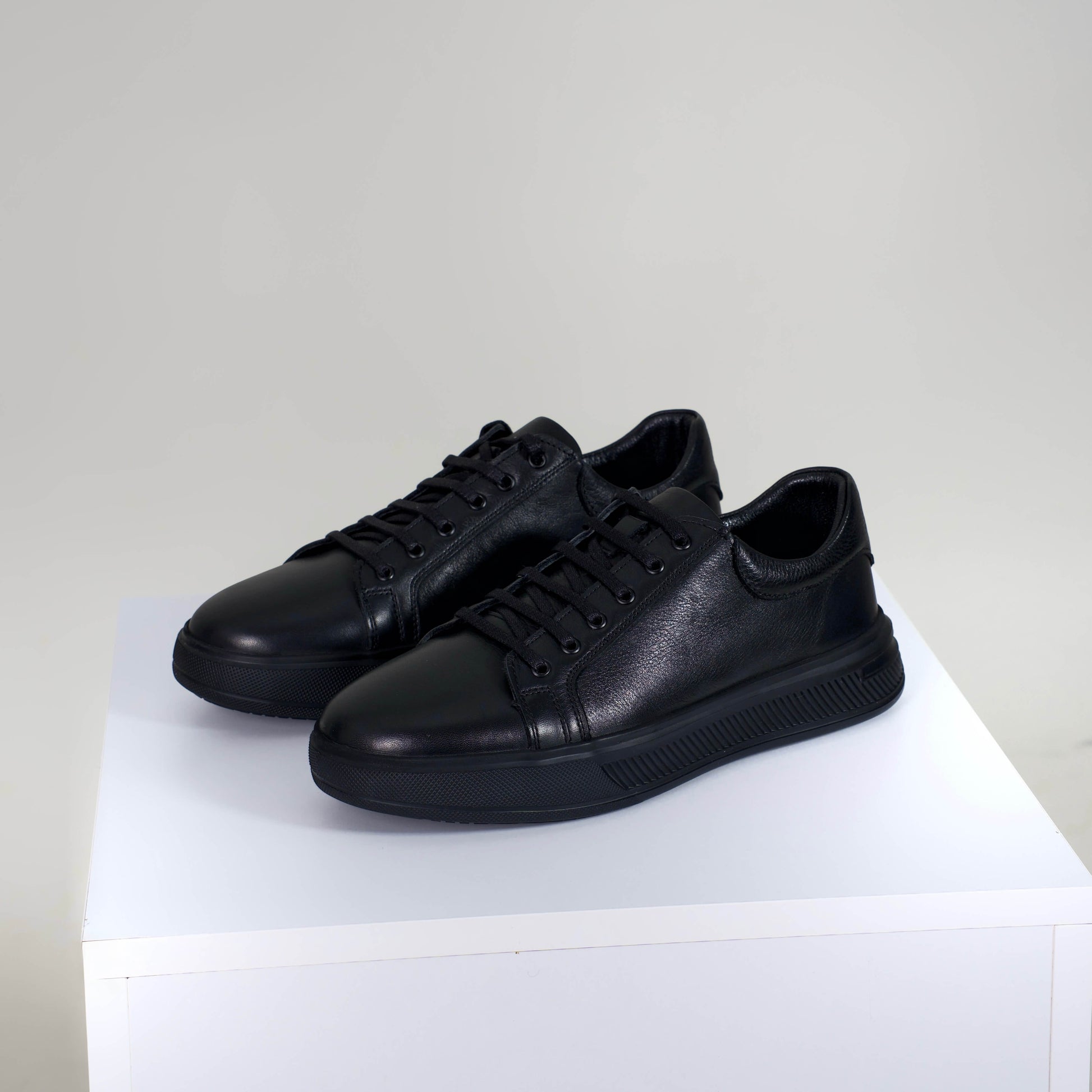 Луксозни мъжки обувки в наситено черно, изработени от 100% естествена кожа – лице, хастар и стелка, с масивна черна подметка и връзки.