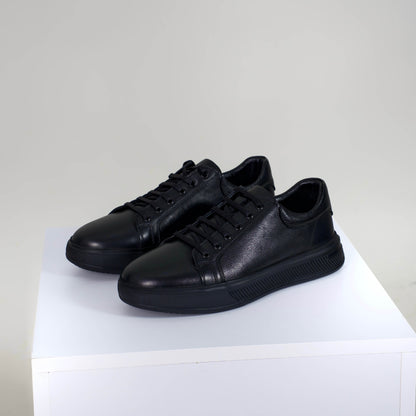 Луксозни мъжки обувки в наситено черно, изработени от 100% естествена кожа – лице, хастар и стелка, с масивна черна подметка и връзки.