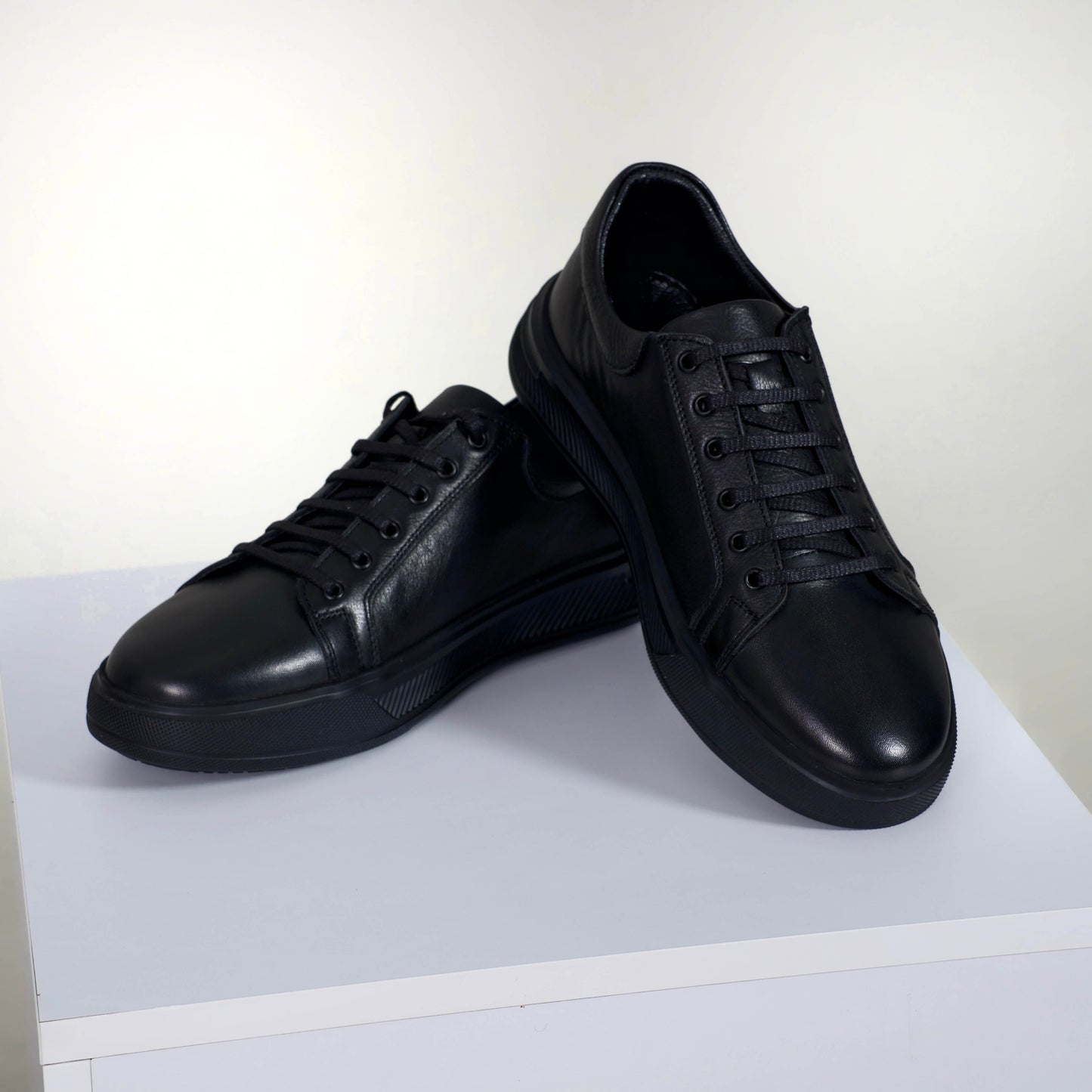 Чифт луксозни мъжки обувки в черен цвят, изработени изцяло от естествена кожа (лице, хастар и стелка) с черни връзки и стилна гъвкава подметка.