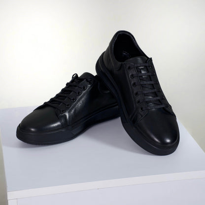 Чифт луксозни мъжки обувки в черен цвят, изработени изцяло от естествена кожа (лице, хастар и стелка) с черни връзки и стилна гъвкава подметка.