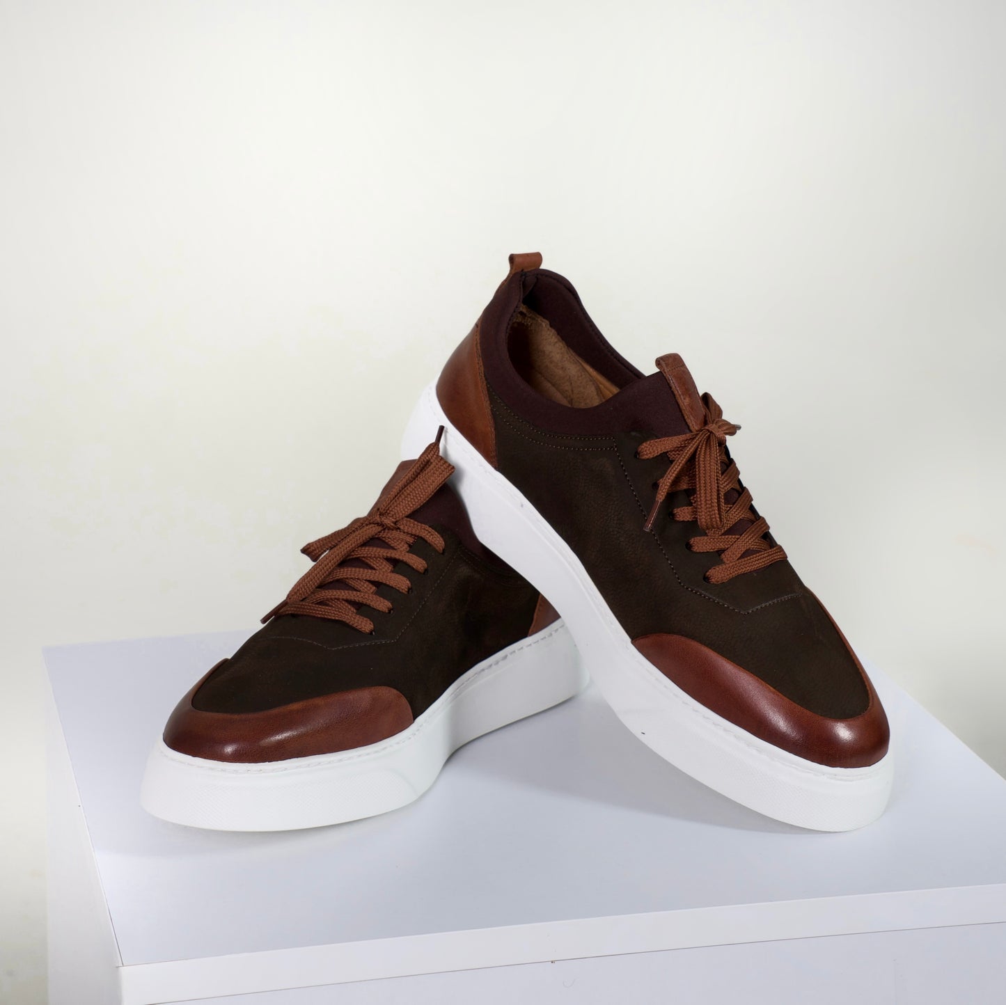 Мъжки спортно-елегантни обувки в тъмнокафяв набук и детайли от гладка кожа, бяла модерна подметка и изцяло кожен хастар и стелка.