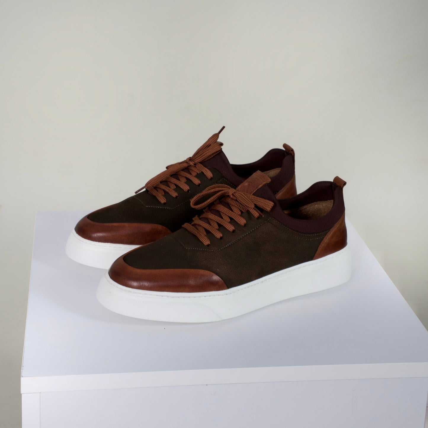 Мъжки спортно-елегантни обувки в комбинация от кафяв набук и гладка кожа, с бяла подметка и изцяло естествен кожен хастар и стелка.