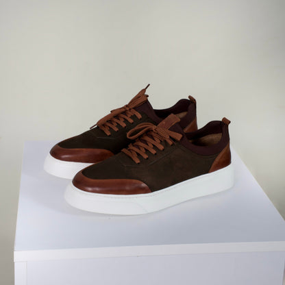 Мъжки спортно-елегантни обувки в комбинация от кафяв набук и гладка кожа, с бяла подметка и изцяло естествен кожен хастар и стелка.