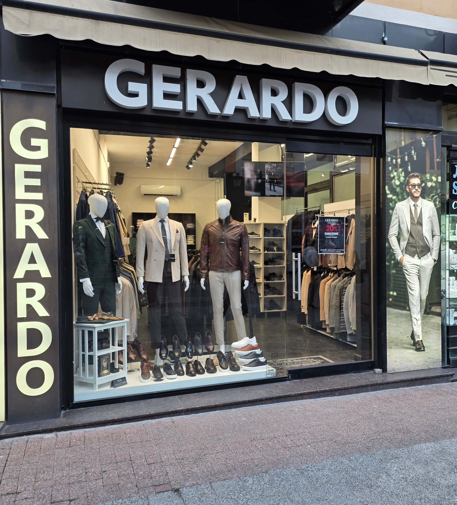 Магазин GERARDO за официални мъжки дрехи и мъжки костюми – витрина с елегантни костюми и обувки
