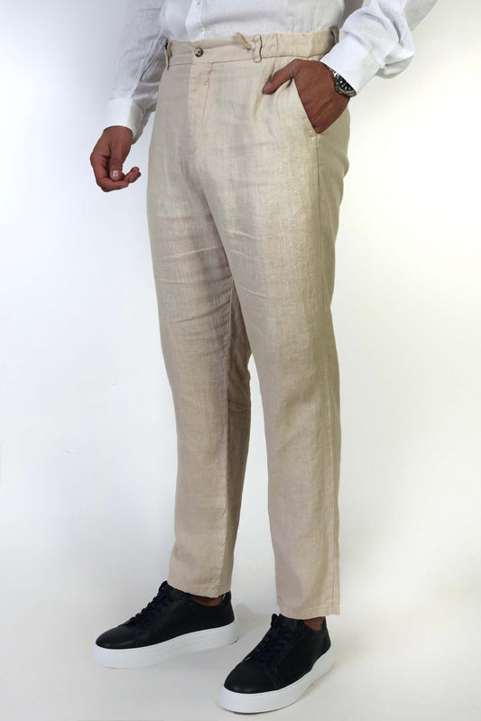 Елегантен бежов мъжки панталон от естествен лен, Slim Fit кройка с еластична талия, комбиниран със спортно-елегантни обувки за модерна лятна визия.