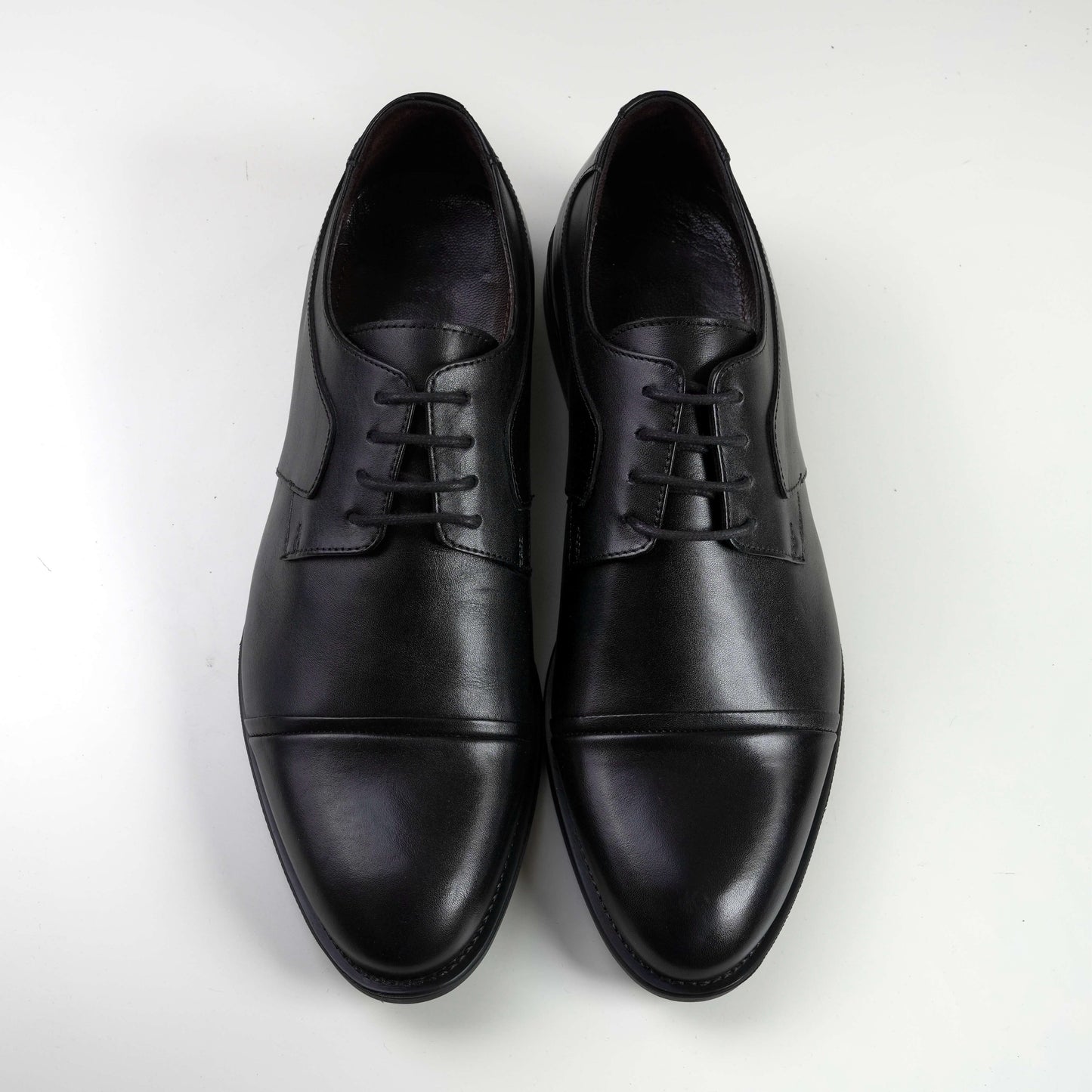 Официални черни мъжки обувки от естествена кожа тип Дерби с изчистен дизайн и връзки, подходящи за бизнес срещи и официални поводи.