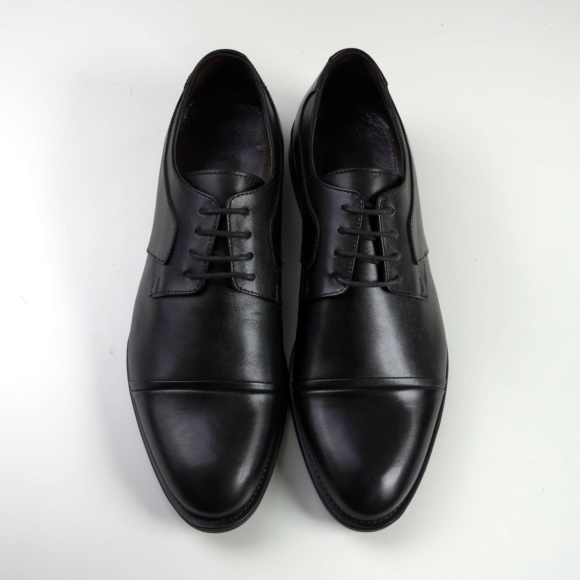 Официални черни мъжки обувки от естествена кожа тип Дерби с изчистен дизайн и връзки, подходящи за бизнес срещи и официални поводи.