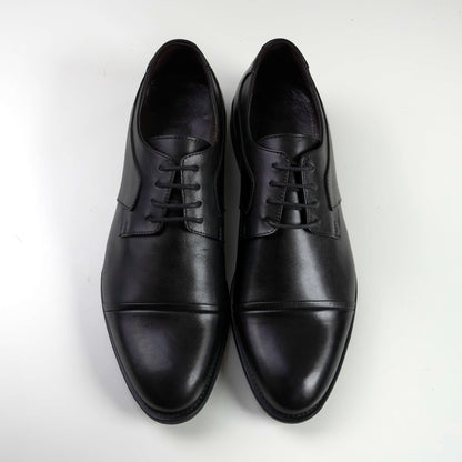Официални черни мъжки обувки от естествена кожа тип Дерби с изчистен дизайн и връзки, подходящи за бизнес срещи и официални поводи.