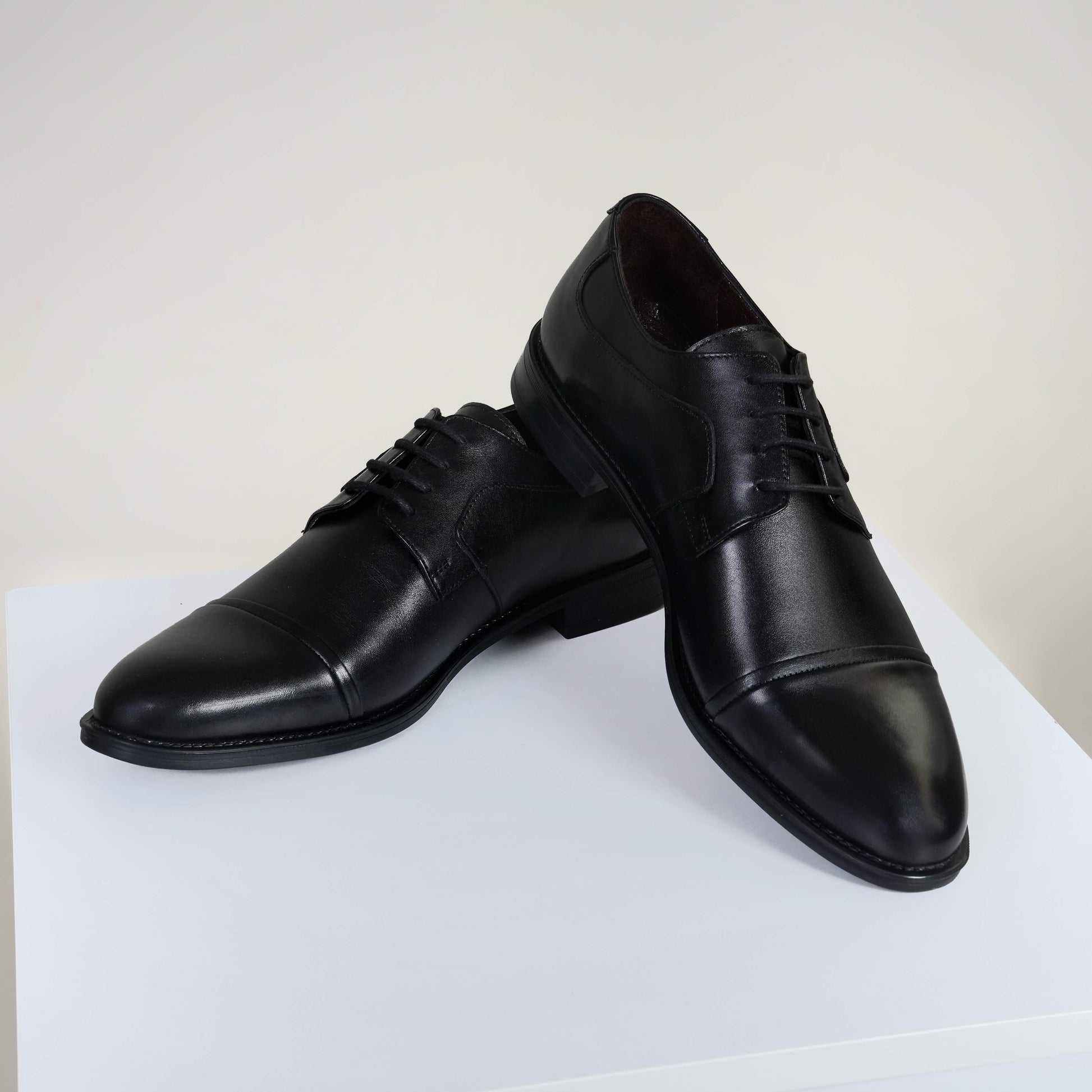 Официални черни мъжки обувки от естествена кожа тип Дерби с изчистен дизайн и връзки, подходящи за бизнес срещи и официални поводи.