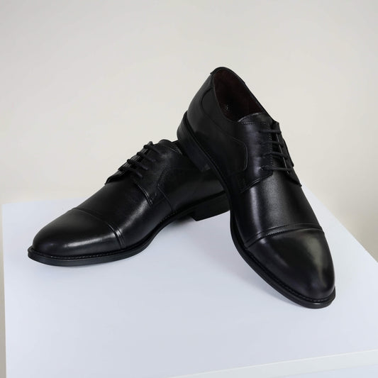 Официални черни мъжки обувки от естествена кожа тип Дерби с изчистен дизайн и връзки, подходящи за бизнес срещи и официални поводи.