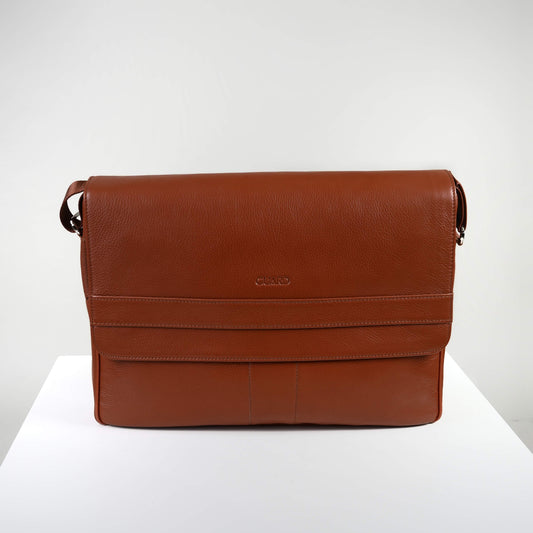 Заглавие: Мъжка чанта от естествена кожа коняк с капак