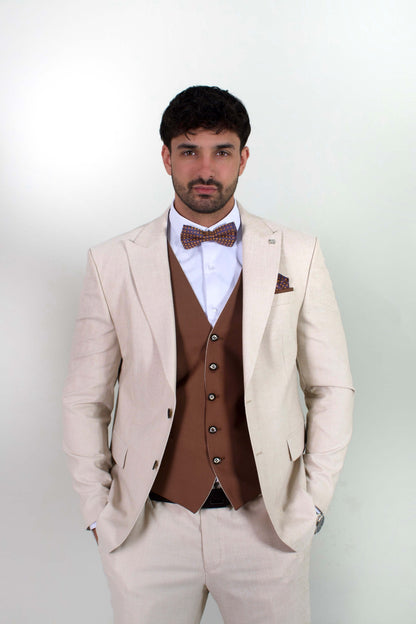 Елегантен мъжки костюм от три части в светлобежов цвят с вталена slim fit кройка, кафява жилетка и папийонка, подходящ за сватба или бал.