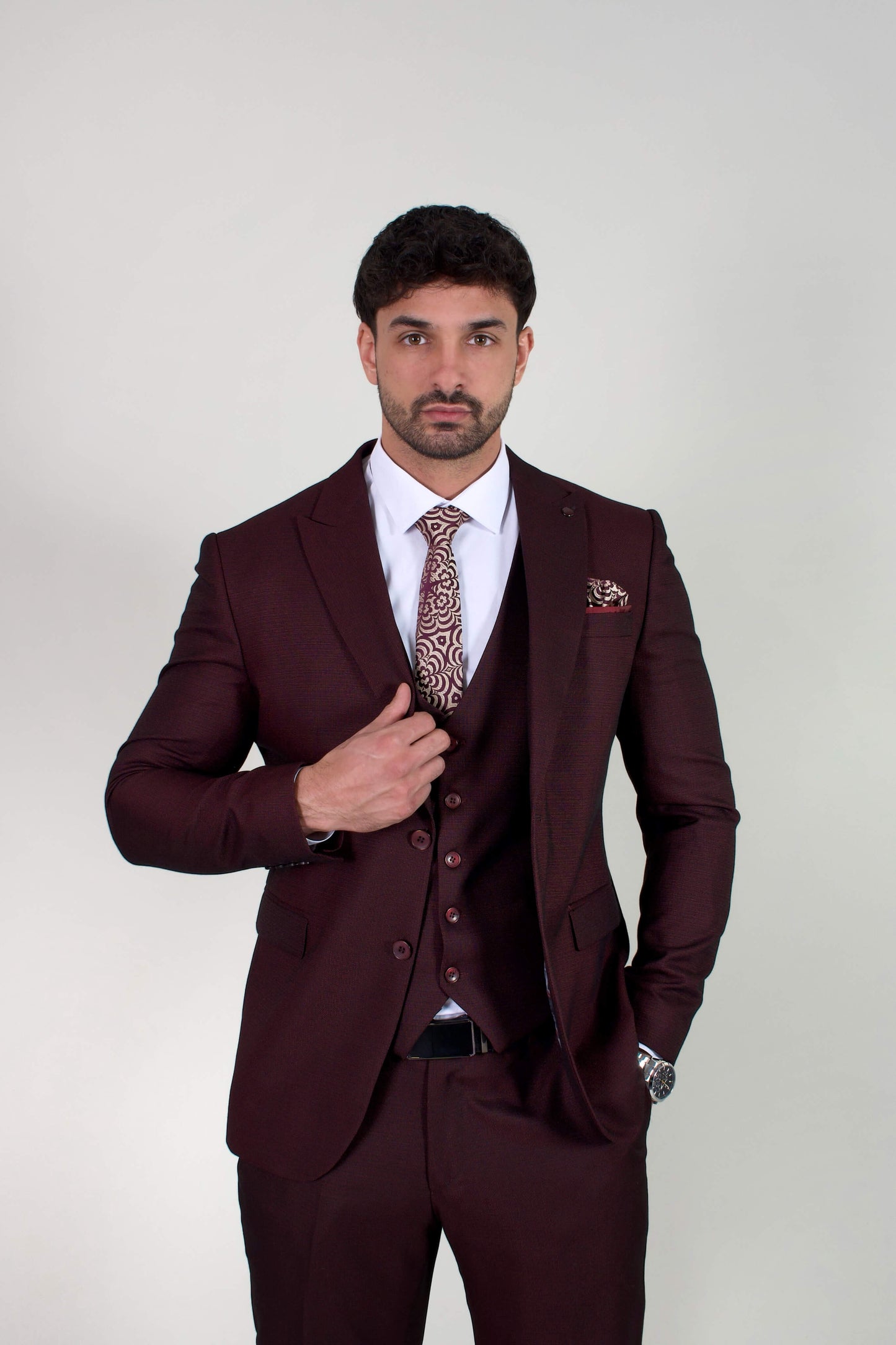 Луксозен мъжки костюм в цвят бордо със Slim Fit кройка. Идеален за бал, сватба и официални събития. Премиум материя и стилен дизайн. Купете онлайн!