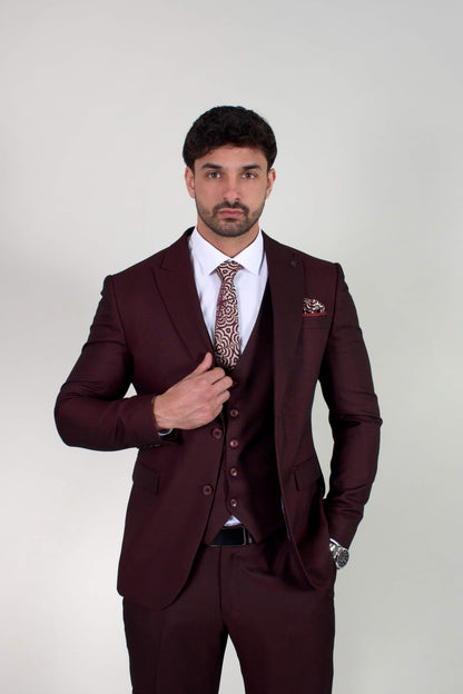 Луксозен мъжки костюм в цвят бордо със Slim Fit кройка. Идеален за бал, сватба и официални събития. Премиум материя и стилен дизайн. Купете онлайн!