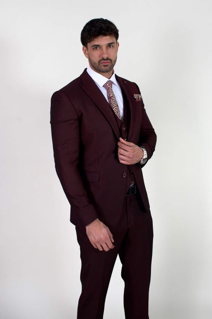 Луксозен мъжки костюм в цвят бордо със Slim Fit кройка. Идеален за бал, сватба и официални събития. Премиум материя и стилен дизайн. Купете онлайн!