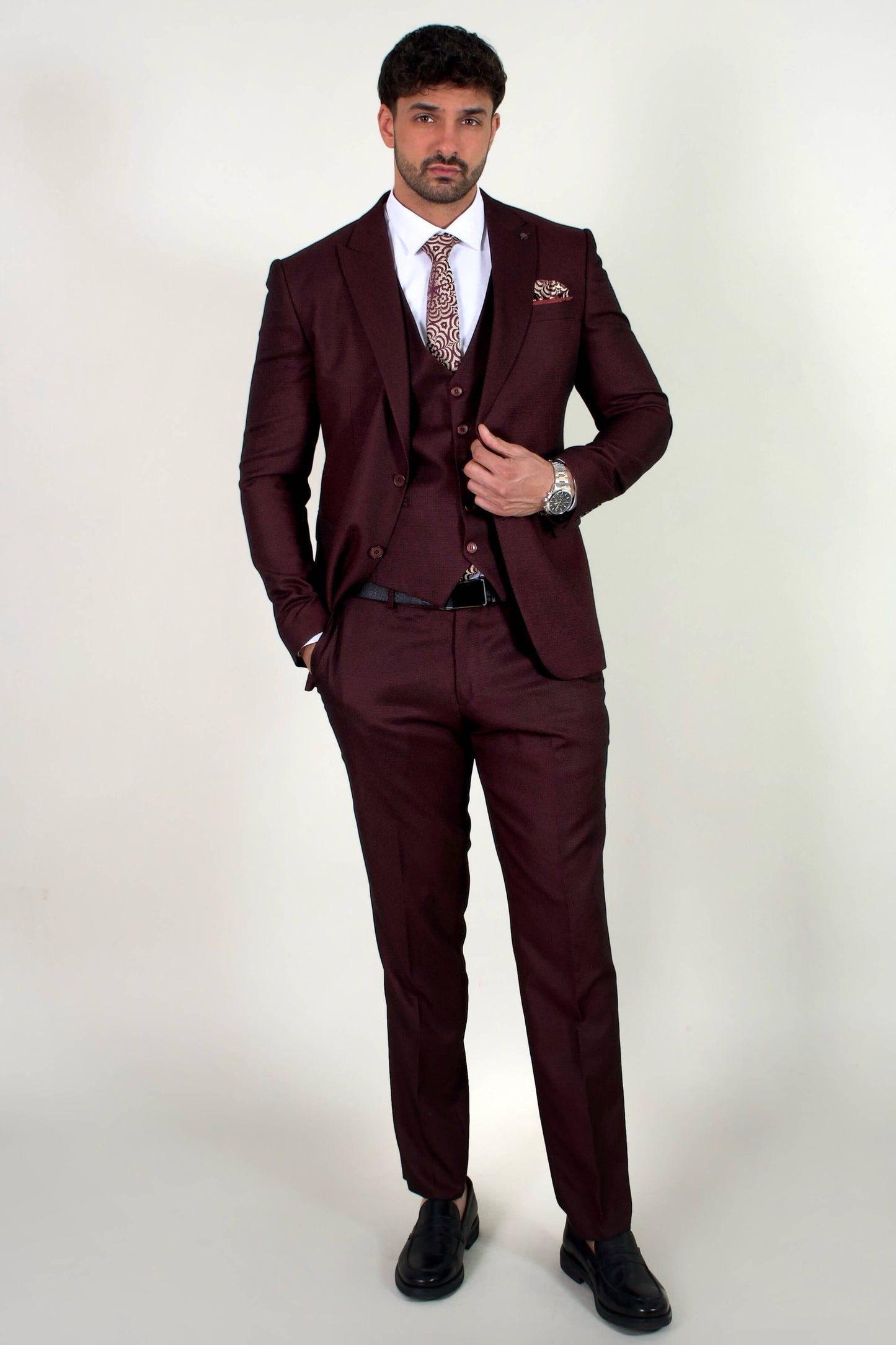 Луксозен мъжки костюм в цвят бордо със Slim Fit кройка. Идеален за бал, сватба и официални събития. Премиум материя и стилен дизайн. Купете онлайн!