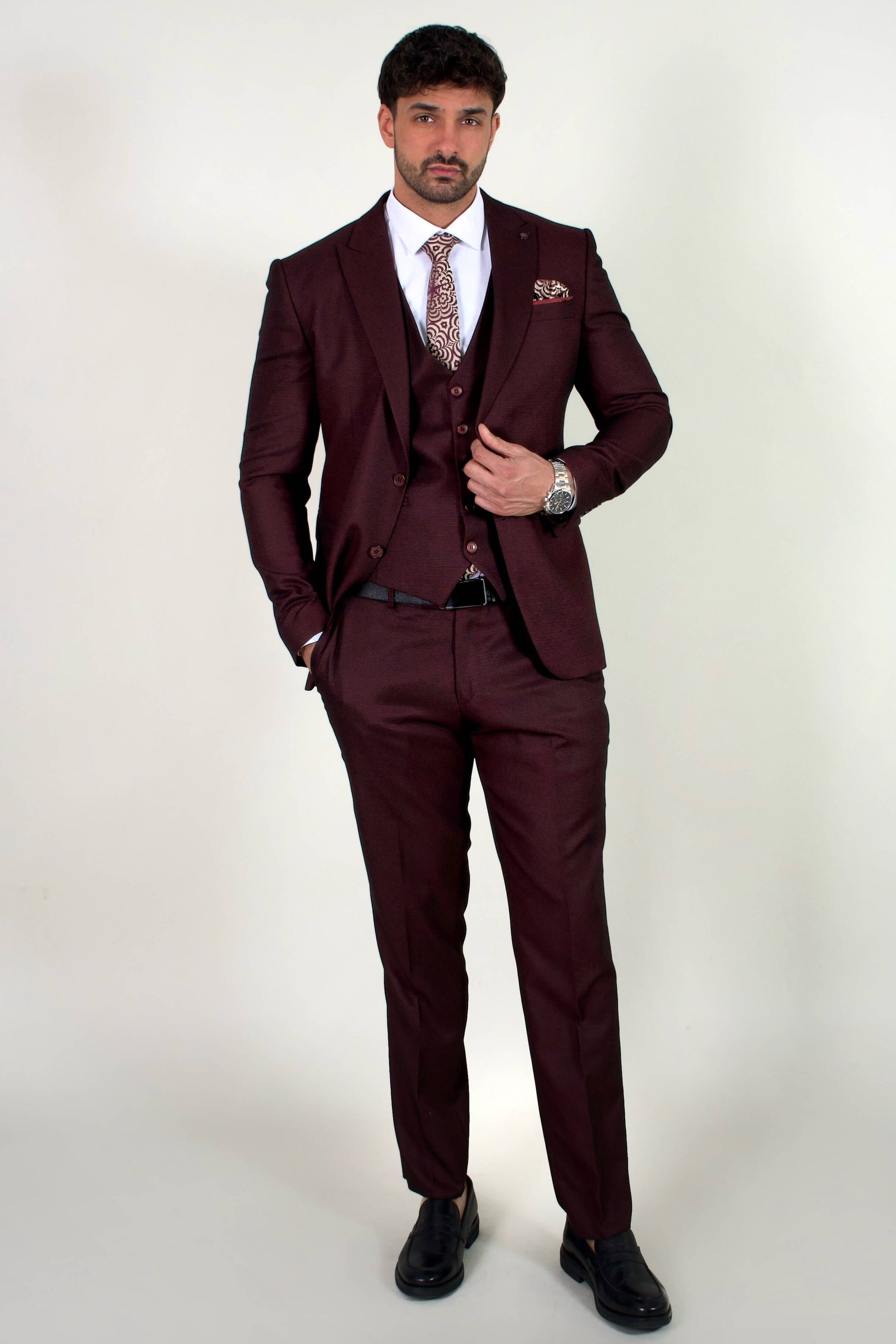 Луксозен мъжки костюм в цвят бордо със Slim Fit кройка. Идеален за бал, сватба и официални събития. Премиум материя и стилен дизайн. Купете онлайн!