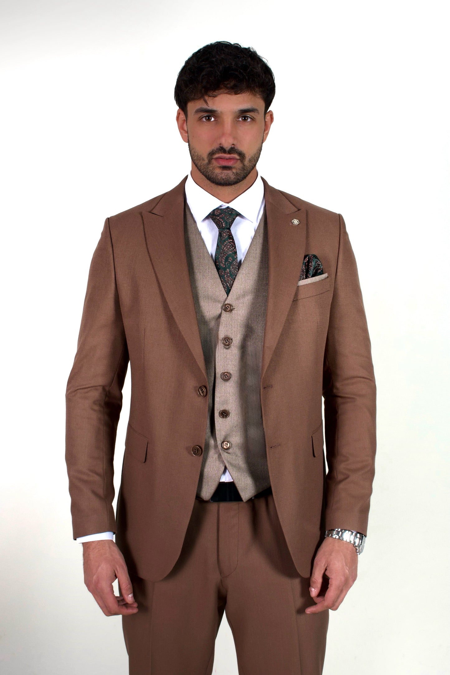Мъжки костюм Slim Fit от три части в цвят камил с бежов елек