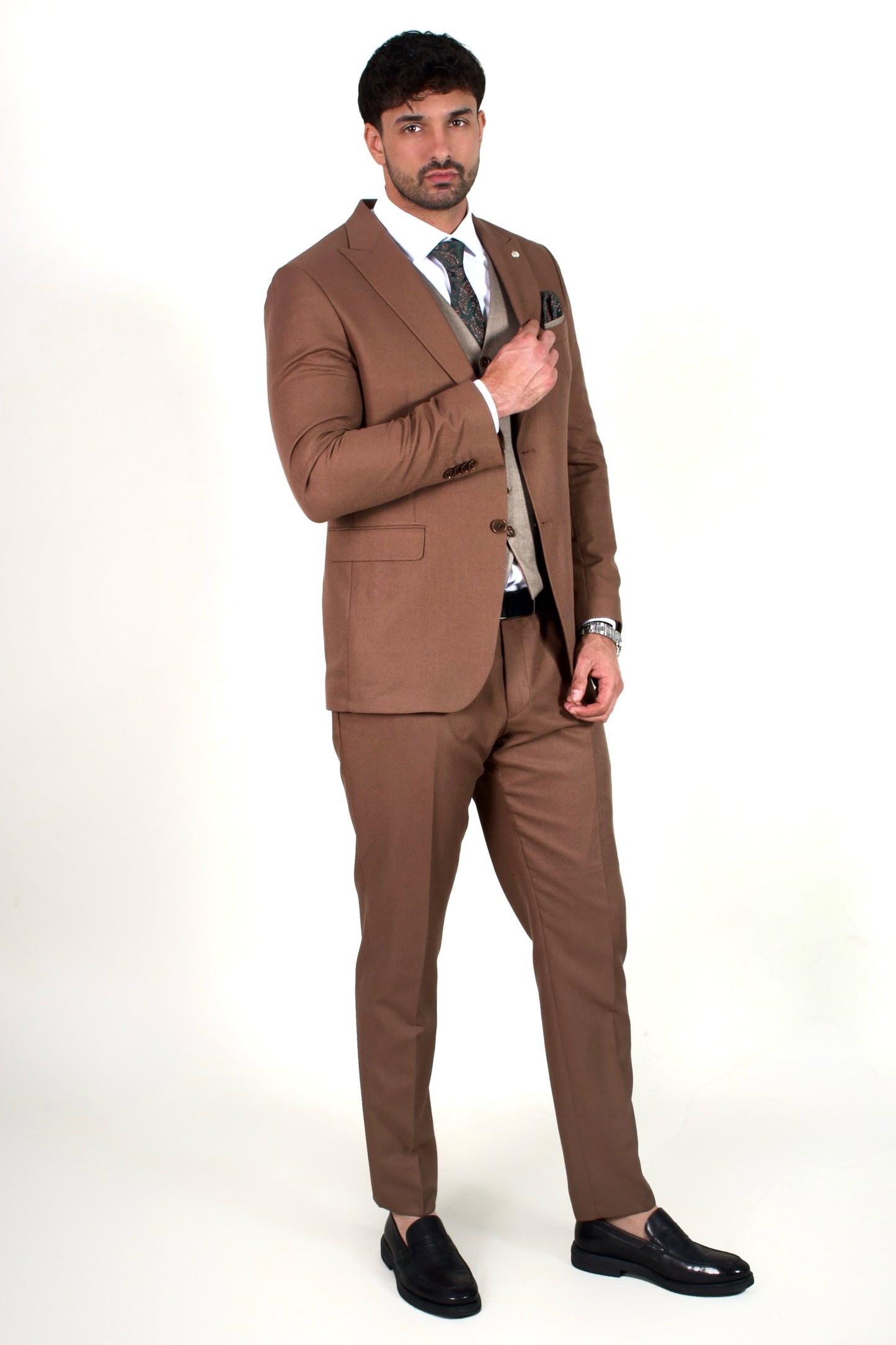 Мъжки костюм Slim Fit от три части в цвят камил с бежов елек