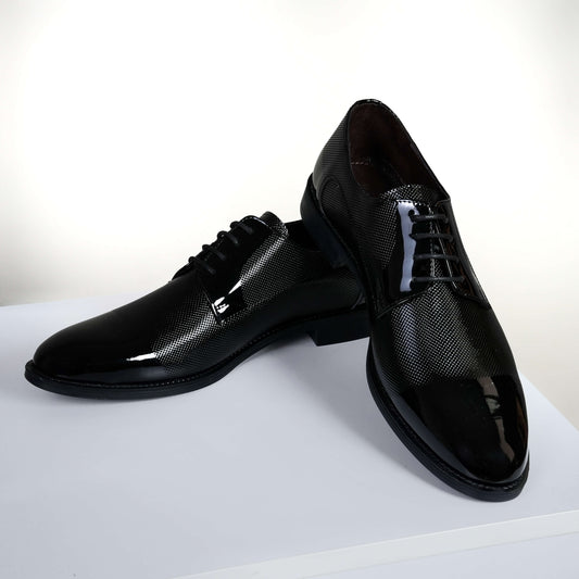 Мъж в елегантно вталено бежово двубордно сако със златни копчета, съчетано с тъмнокафяв панталон, бяла риза и стилна вратовръзка.