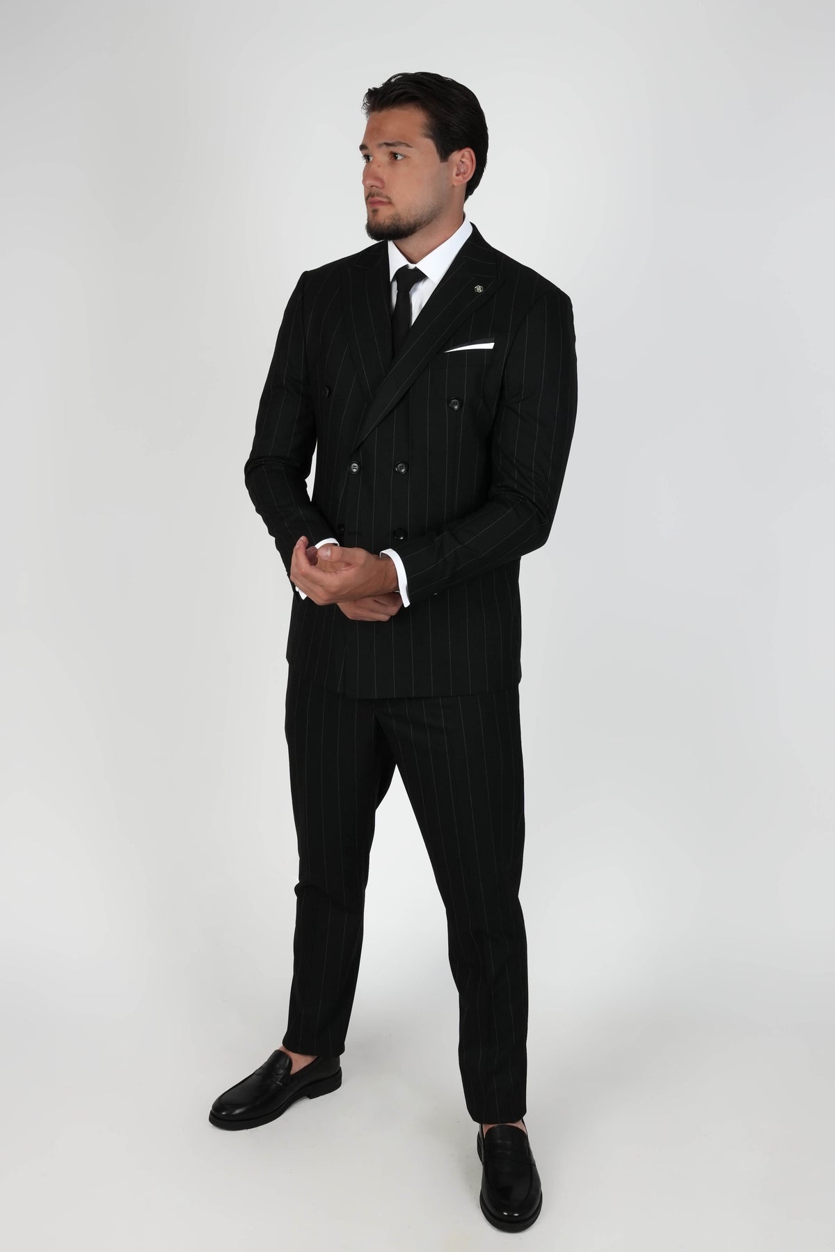 Мъжки черен двуреден костюм на фини райета Slim Fit