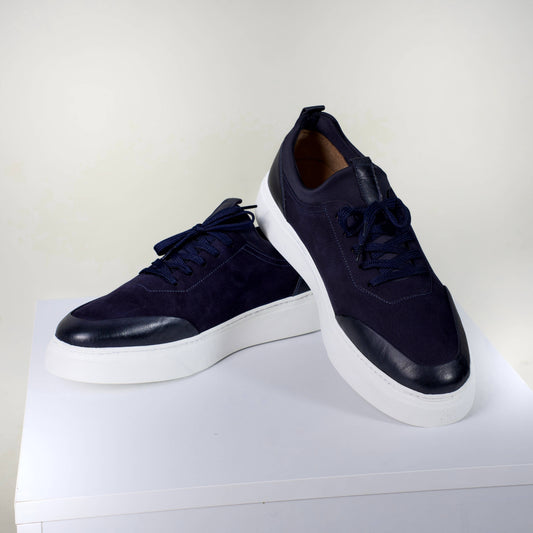 Луксозни тъмносини мъжки обувки от естествена кожа с бели подметки и връзки, представени на бял фон – изцяло кожен хастар и стелка.